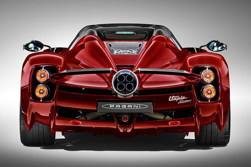 Pagani Utopia Roadster: две крыши на выбор, 864-сильный V12 и никакого лишнего веса