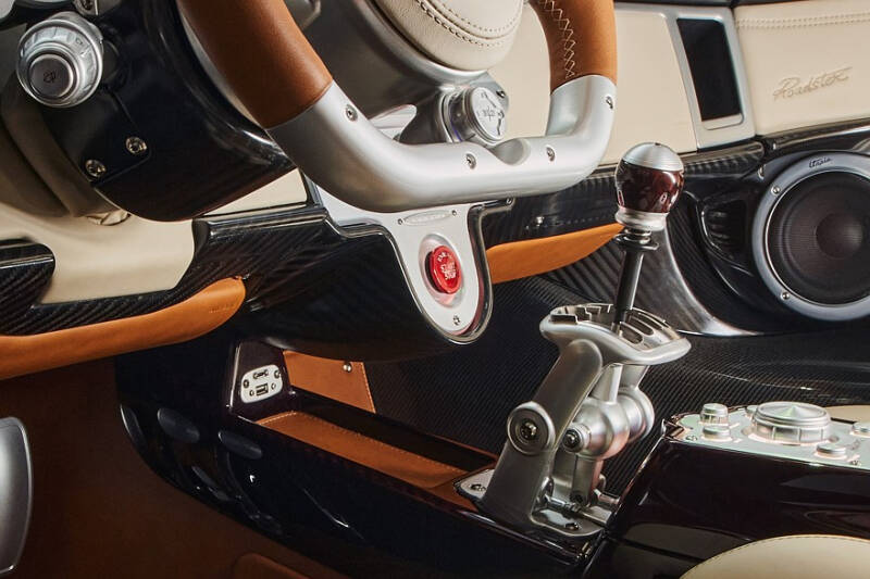 Pagani Utopia Roadster: две крыши на выбор, 864-сильный V12 и никакого лишнего веса