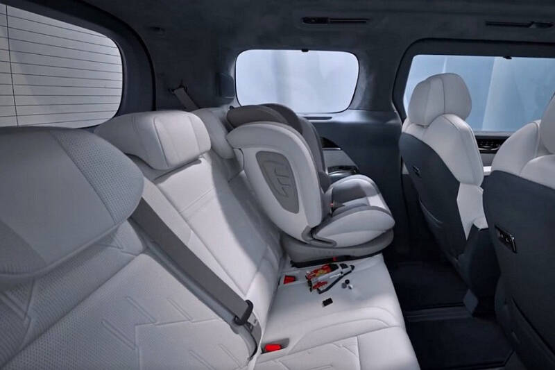 Geely обновила минивэн Zeekr 009: теперь и «дешёвые» версии
