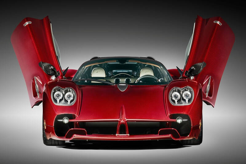 Pagani Utopia Roadster: две крыши на выбор, 864-сильный V12 и никакого лишнего веса