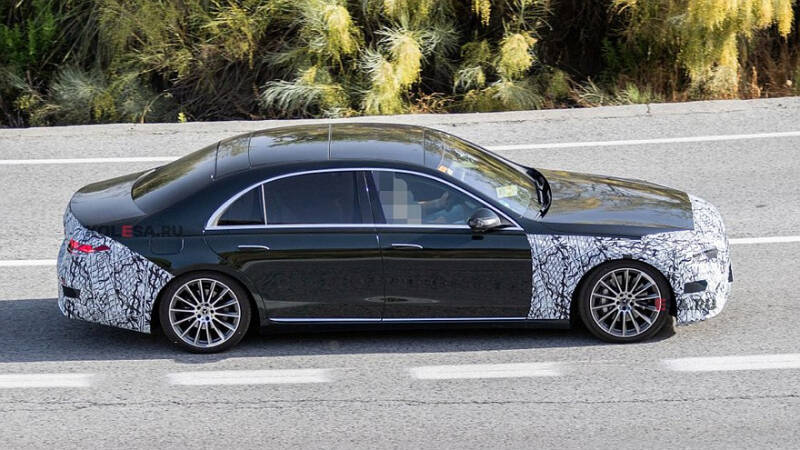 Mercedes-Benz S-Class готовится к обновлению: флагманский седан проехался на камеру