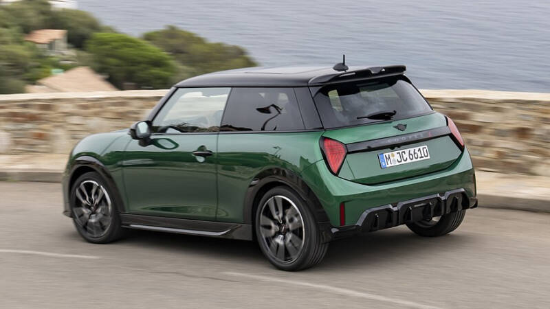 Mini рассекретила бензиновый хэтчбек Cooper S в новой «подогретой» версии – JCW