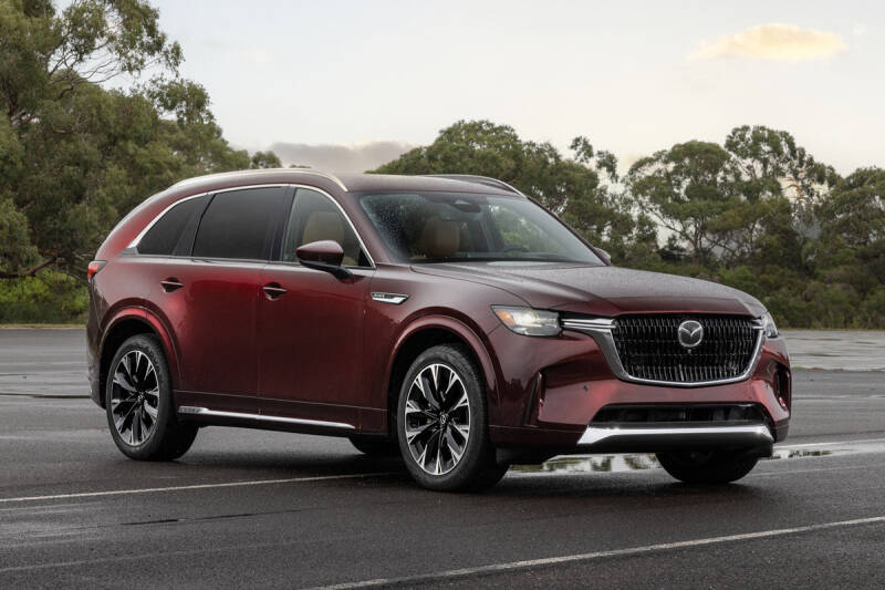 Большой кроссовер Mazda CX-90 затемнили в новой версии