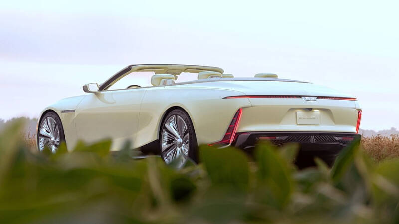 Cadillac Sollei: роскошный электрический кабриолет с баром и птичьими свистками