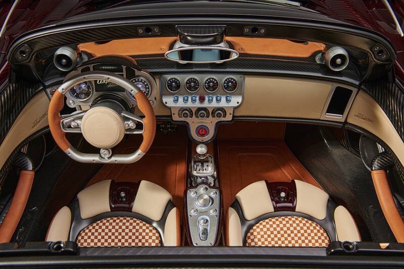 Pagani Utopia Roadster: две крыши на выбор, 864-сильный V12 и никакого лишнего веса