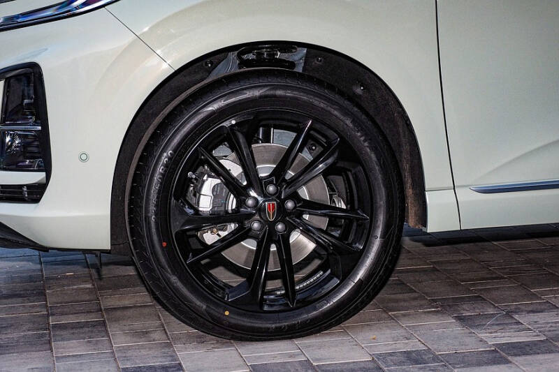 Вырваться из сегмента: первое знакомство с Hongqi HS3