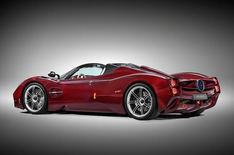 Pagani Utopia Roadster: две крыши на выбор, 864-сильный V12 и никакого лишнего веса