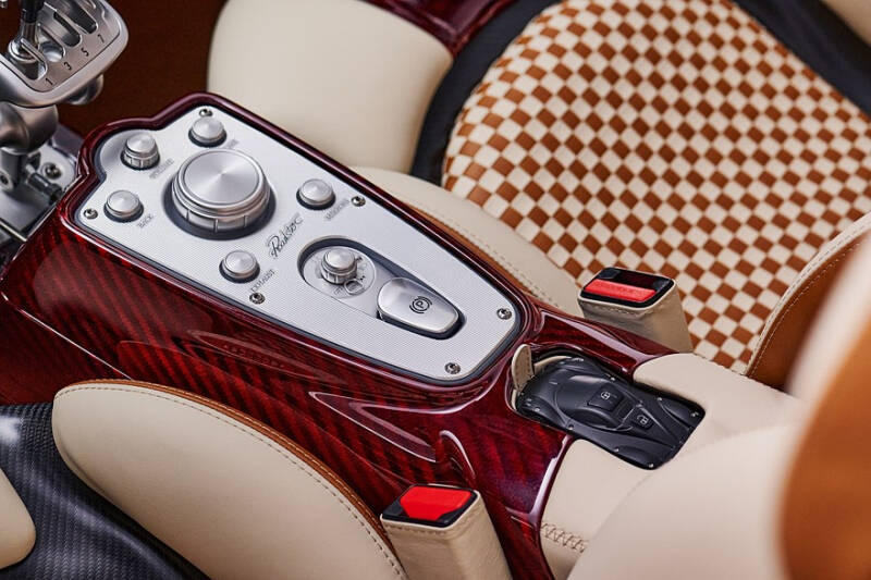 Pagani Utopia Roadster: две крыши на выбор, 864-сильный V12 и никакого лишнего веса