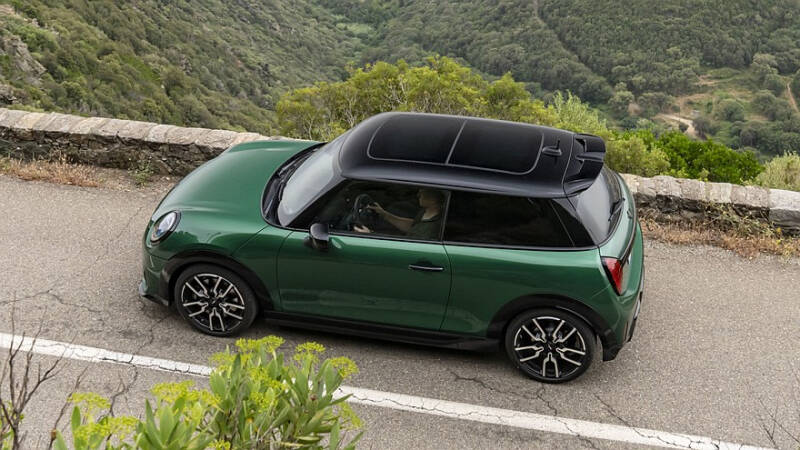 Mini рассекретила бензиновый хэтчбек Cooper S в новой «подогретой» версии – JCW