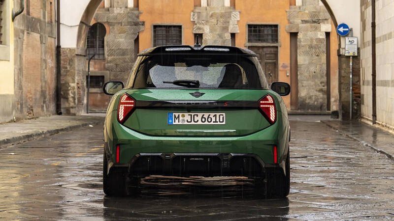 Mini рассекретила бензиновый хэтчбек Cooper S в новой «подогретой» версии – JCW