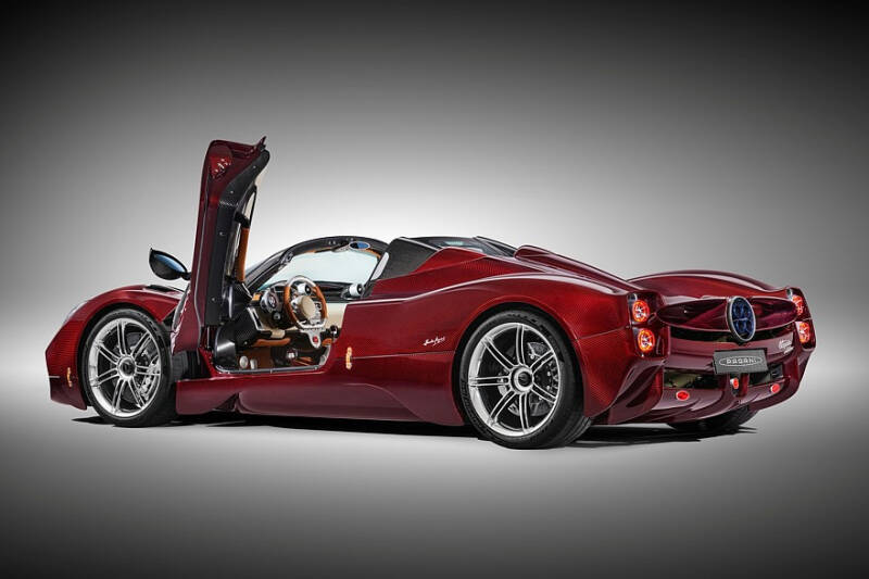 Pagani Utopia Roadster: две крыши на выбор, 864-сильный V12 и никакого лишнего веса