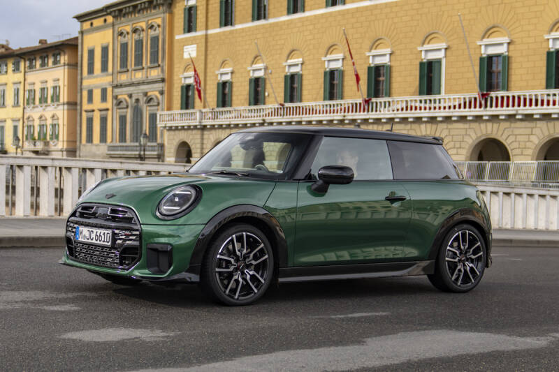 Mini рассекретила бензиновый хэтчбек Cooper S в новой «подогретой» версии – JCW