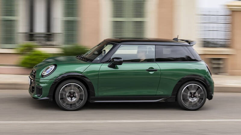 Mini рассекретила бензиновый хэтчбек Cooper S в новой «подогретой» версии – JCW