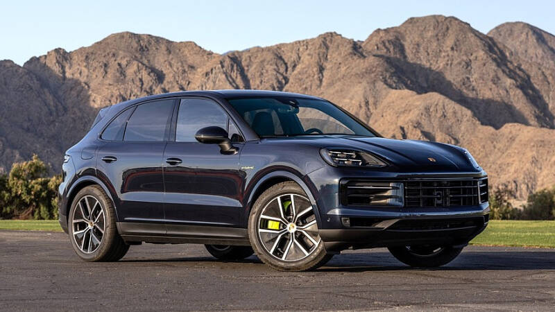 Porsche пессимизирует электромобильные планы: бензиновому Cayenne продлили жизнь