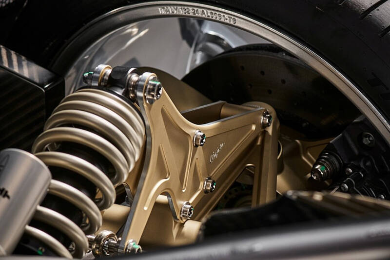 Pagani Utopia Roadster: две крыши на выбор, 864-сильный V12 и никакого лишнего веса