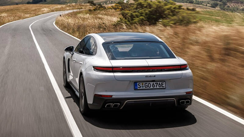 Гамму Porsche Panamera пополнили топ-версия Turbo S E-Hybrid и двайверская GTS