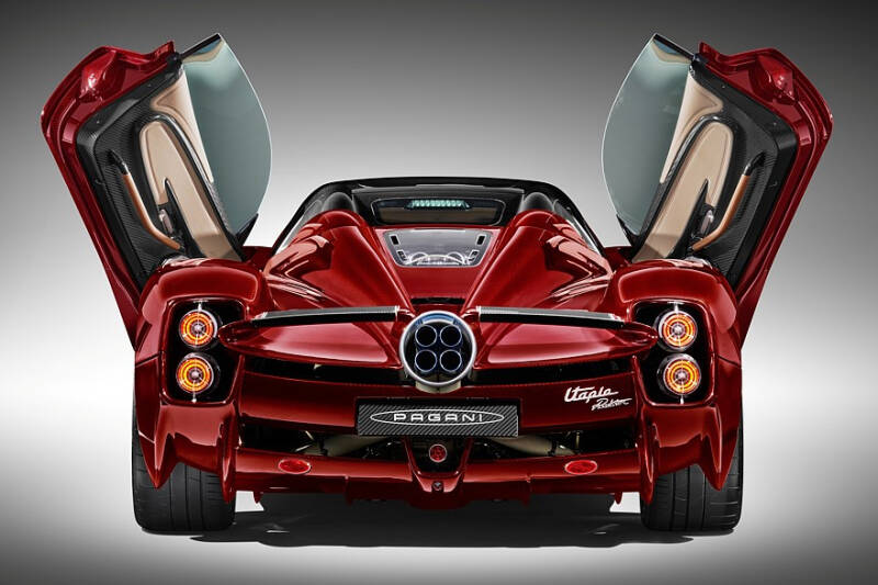 Pagani Utopia Roadster: две крыши на выбор, 864-сильный V12 и никакого лишнего веса