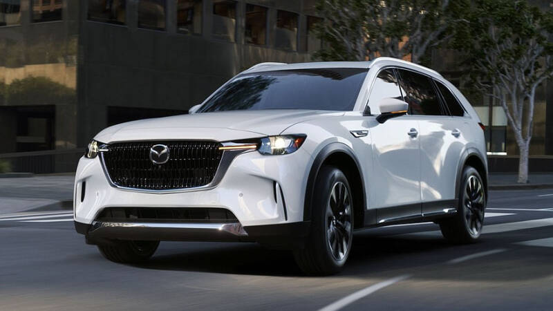 Большой кроссовер Mazda CX-90 затемнили в новой версии