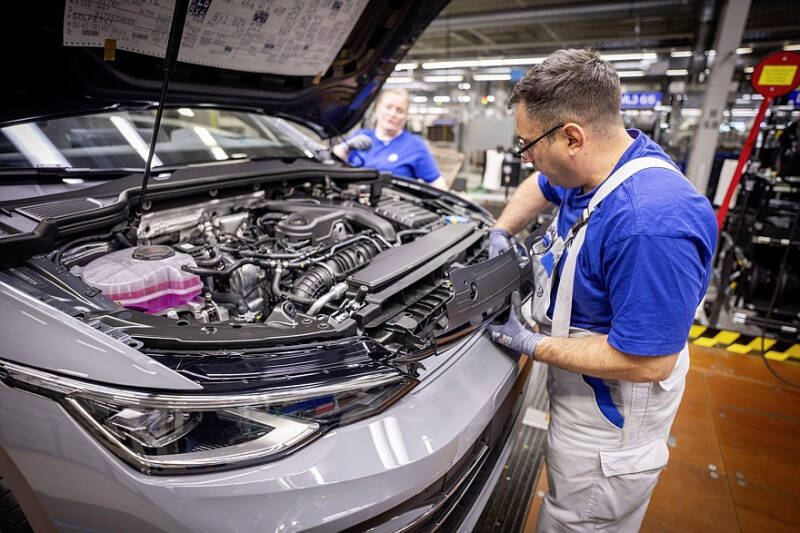 Работать до позеленения: «восьмой» VW Golf может остаться на конвейере до 2035 года