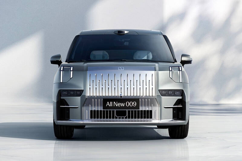 Geely обновила минивэн Zeekr 009: теперь и «дешёвые» версии