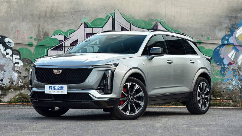 Cadillac XT5 сменил поколение: внешность в фирменном стиле и большое табло в салоне