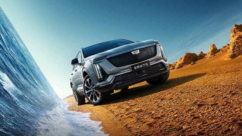 Cadillac XT5 сменил поколение: внешность в фирменном стиле и большое табло в салоне