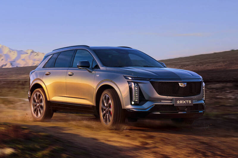 Cadillac XT5 сменил поколение: внешность в фирменном стиле и большое табло в салоне