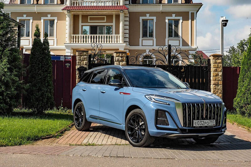 Крылья орла и красное знамя у водопада: тест-драйв Hongqi HS3