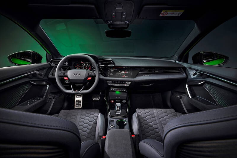 Обновлённый Audi RS 3: запах роскоши, прежнее «железо» и новая программа управления