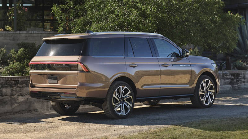 Новый Lincoln Navigator получил внешность в актуальном фирменном стиле и другой салон